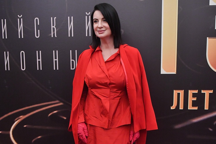 Моложавая Екатерина Стриженова засветила большие «дыньки» в красном лифе: видео
