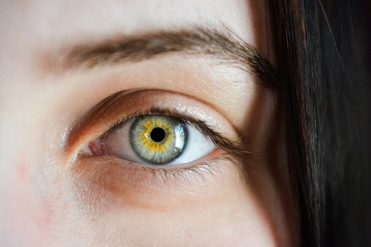 Появляется на глазах: врач назвала заметный симптом омикрон-штамма
