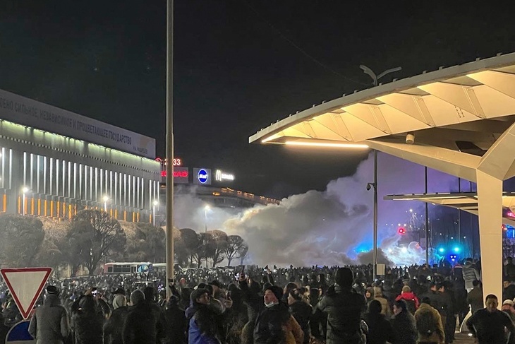 Массовые протесты в Казахстане вспыхнули из-за роста цен на сжиженный газ, но теперь страну захлестнули массовые беспорядки.
