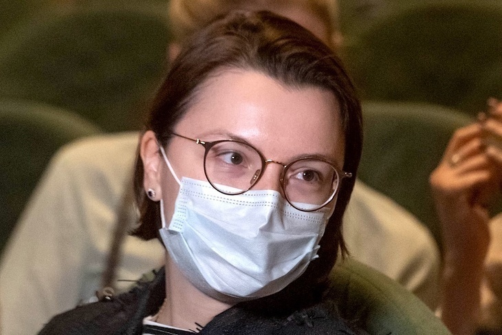 «Тычет микрофоном в нос»: раздраженная жена Петросяна назвала журналистов «дикарями»