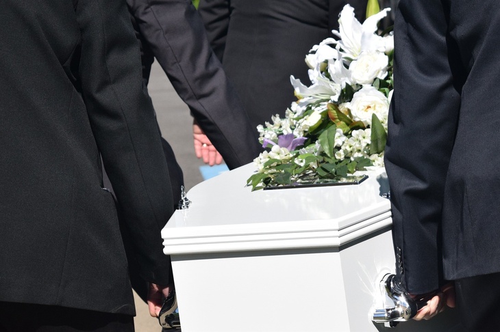 Эксперт возмутился предложению организовывать похороны через «Госуслуги»