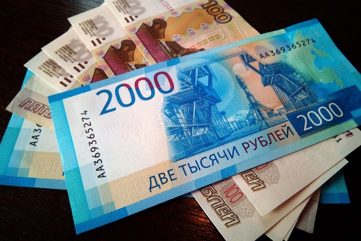 Обвал рубля и закрытие Мосбиржи: экономист рассказал, что делать россиянам в период нестабильности