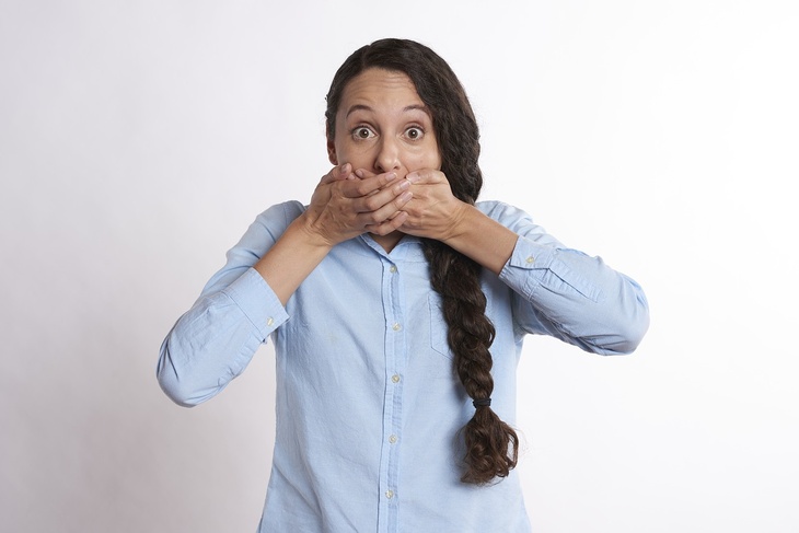 Гастроэнтеролог рассказал, какие болезни вызывают запах изо рта