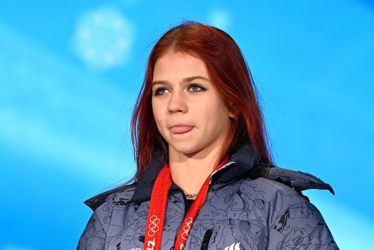 Ей не нужно серебро: «ненавидящая спорт» Трусова сняла олимпийскую медаль сразу после награждения