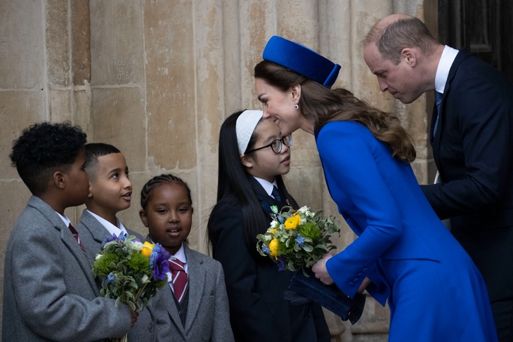 Кейт Миддлтон в платье-пальто королевского цвета появилась на месте свадьбы с принцем Уильямом