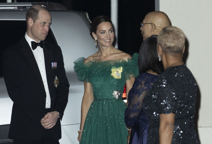 Кейт Миддлтон блистала на Ямайке в изумрудном платье и королевских драгоценностях