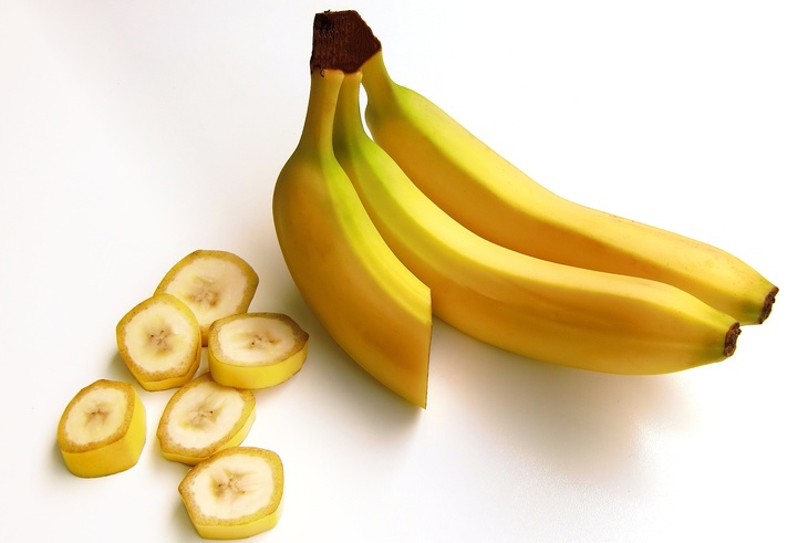 Быстро насыщают и без жиров: названы четыре самых главных и полезных свойства бананов