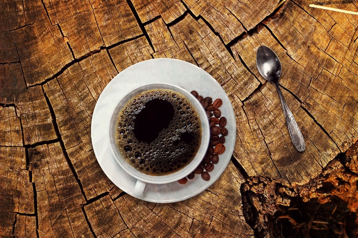 Детокс и похудение: зачем кофеманы начали добавлять в напиток активированный уголь