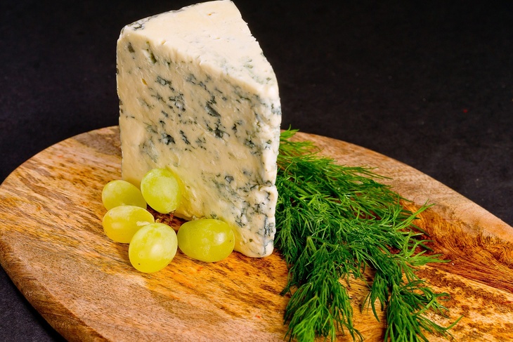 Доктор Ковальков назвал особую опасность сыра с плесенью для женщин