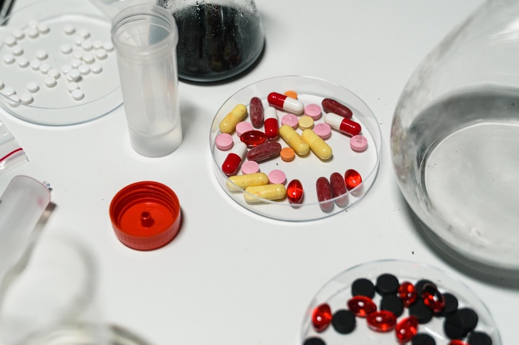 «Лекарства — не гречка»: эксперт призвала не скупать препараты в аптеках