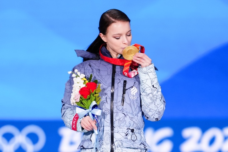 17 шаров, букет и подарки: Анна Щербакова отпраздновала месяц, как стала олимпийской чемпионкой
