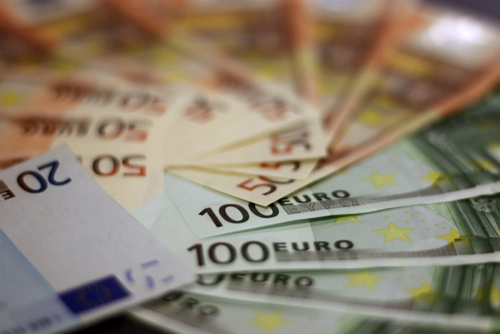Аналитик спрогнозировал падение курса евро до 76 рублей