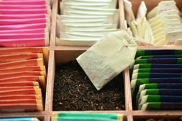 Блестит, как новенький: зачем хозяйки кладут чайные пакетики в унитаз