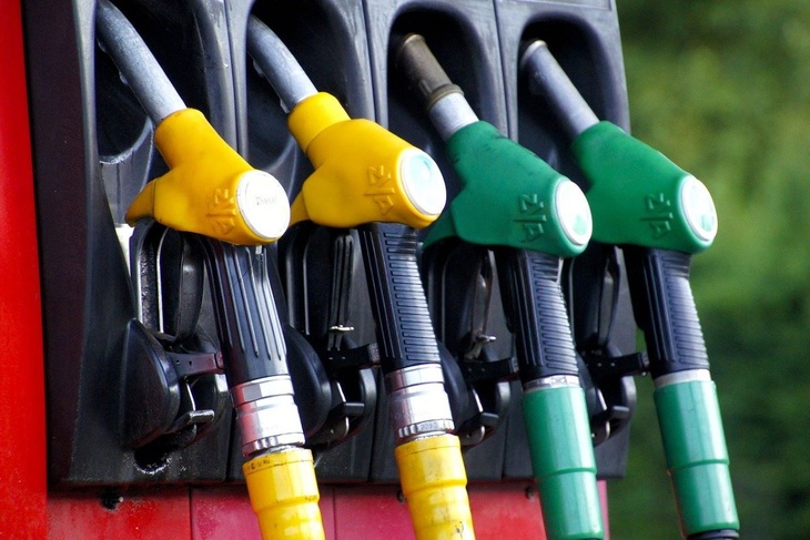 Разницу положат в карман: эксперт рассказал, от чего зависит цена на бензин 