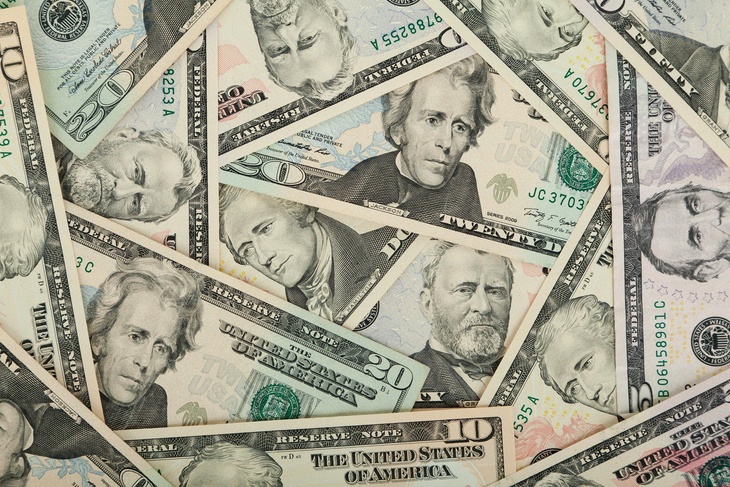 Байдену ставят в вину ослабление роли доллара в мире