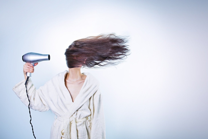 Появляются секущиеся концы: парикмахер назвала главные ошибки при уходе за волосами