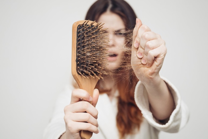 Все из-за вредных привычек: врач назвал самые простые способы сохранения волос