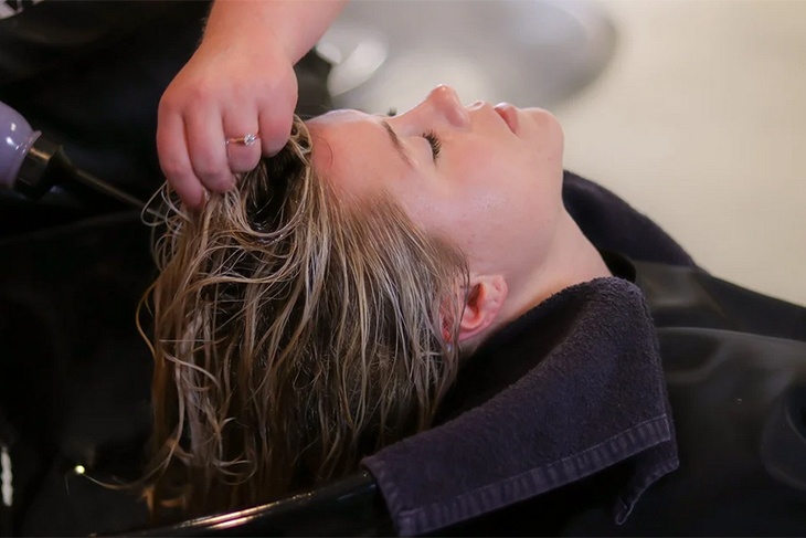 Волосы будут быстрее загрязняться: трихолог пояснила, как правильно мыть голову