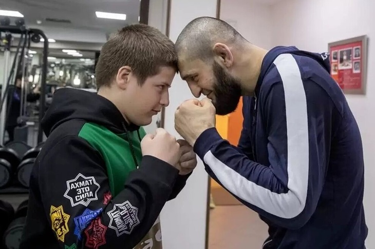 Сыновья Рамзана Кадырова попытались оказать сопротивление профессиональному бойцу ММА: видео