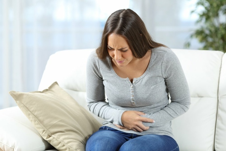 «Мужчинам и не беременным женщинам»: Малышева перечислила экстренные действия при болях в животе