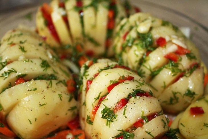 Дешево и сумасшедше вкусно: простой рецепт картошки в духовке