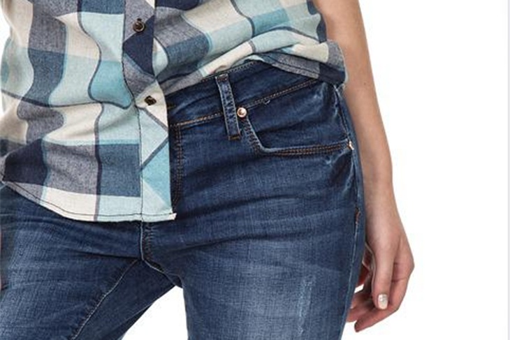 Как заправить рубашку в джинсы, чтобы она не «пузырилась»: видео
