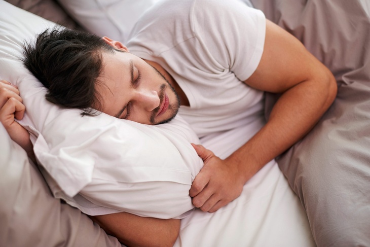 Давление в сосудах падает: названа самая полезная поза для сна для гипертоников
