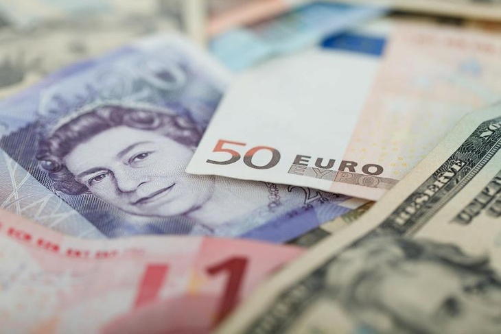 Дно еще не пробито: евро вновь рухнул на Московской бирже