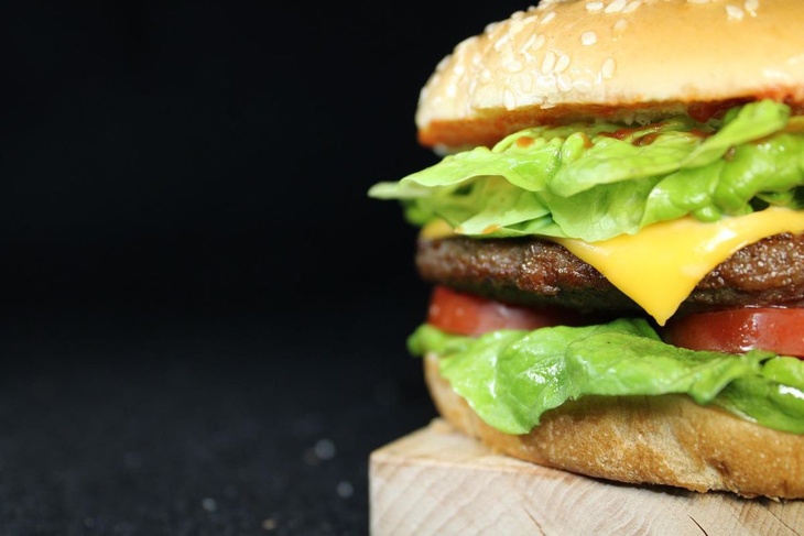Прощай, гамбургер: еда из нового McDonald’s станет недоступна для обычных россиян