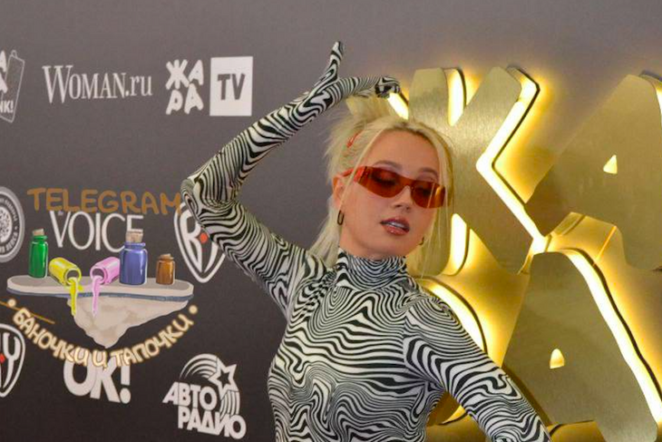 Кокетка: Клава Кока в ультрамини-платье подразнила точеной фигурой на «Жара Music Awards»