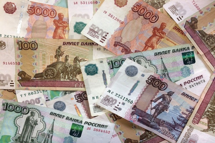 «Сегодня дали 5 тысяч, завтра — 10 тысяч»: как власти могут поддержать россиян в кризис