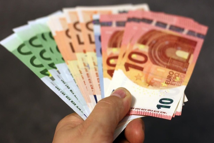 Инвестиционный стратег посоветовал россиянам следить за курсом евро