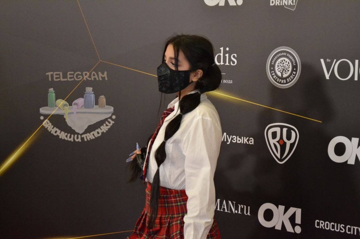 Подружка Дани Милохина в образе пошлой японской школьницы явилась на «Жара Music Awards»