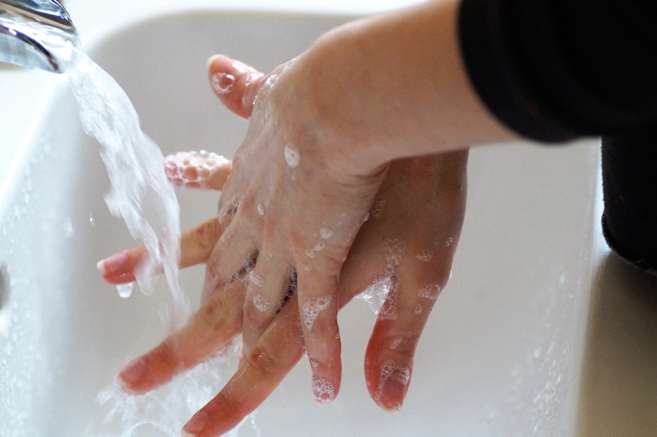 Иммунитет должен тренироваться: врач Продеус развеял популярный миф о частом мытье рук
