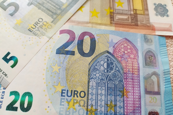 Ниже 56 рублей: экономист объяснила, почему евро сейчас торгуется по курсу 2015 года
