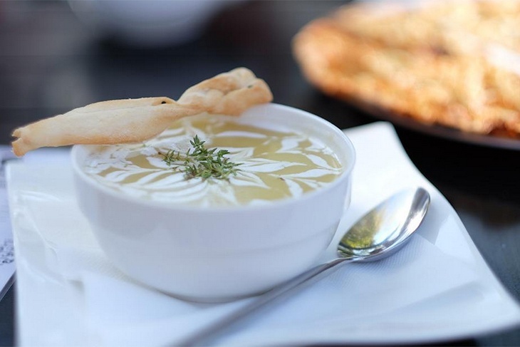 «Повреждает слизистую желудка»: доктор Шубин объяснил, правда ли суп может защитить от гастрита