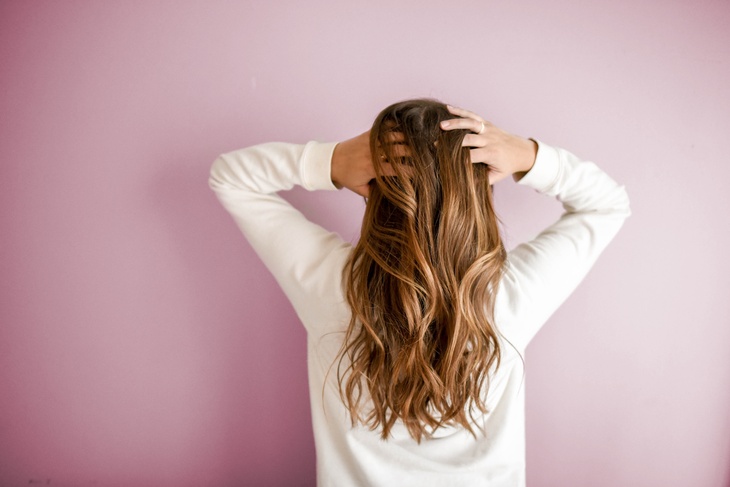Заблокировать выработку сала: стилист назвала необычный способ избавиться от жирности волос