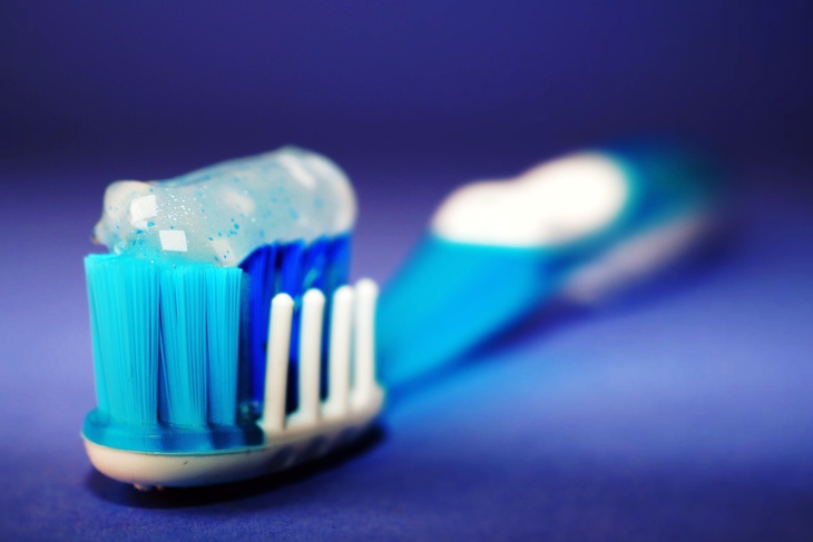 Реальный риск получить ожоги: стоматолог рассказала об опасности домашнего отбеливания зубов