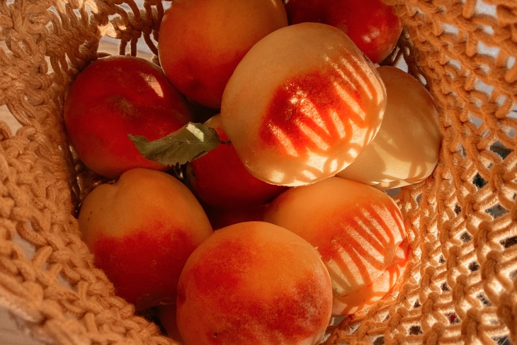 Белые слаще, а желтые более ароматные: как правильно выбрать сочные персики и абрикосы