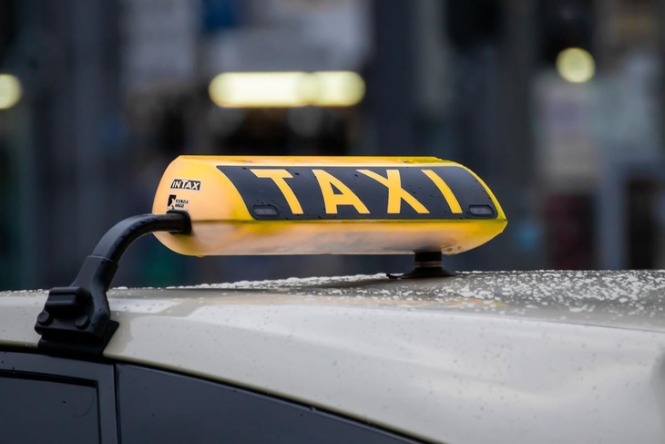 Автоэксперт предложил запретить работу в такси всем водителям с иностранными правами