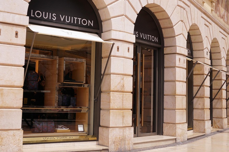 Louis Vuitton пытается сохранить русских покупателей