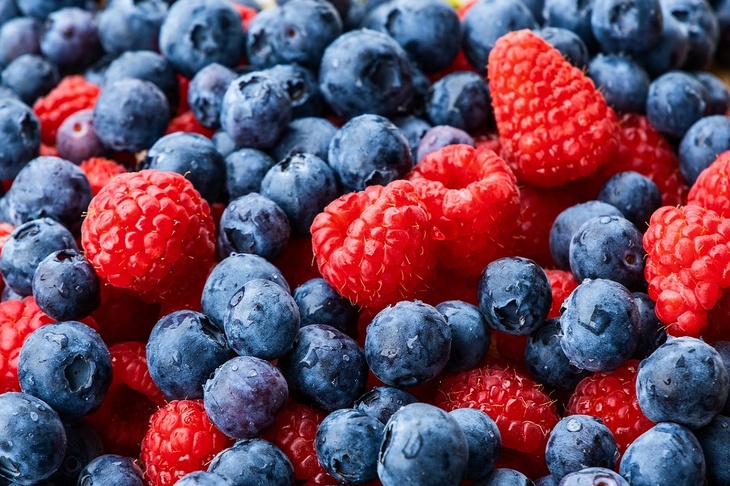 Нарушения всех систем: диетолог предупредила об опасности переедания ягод