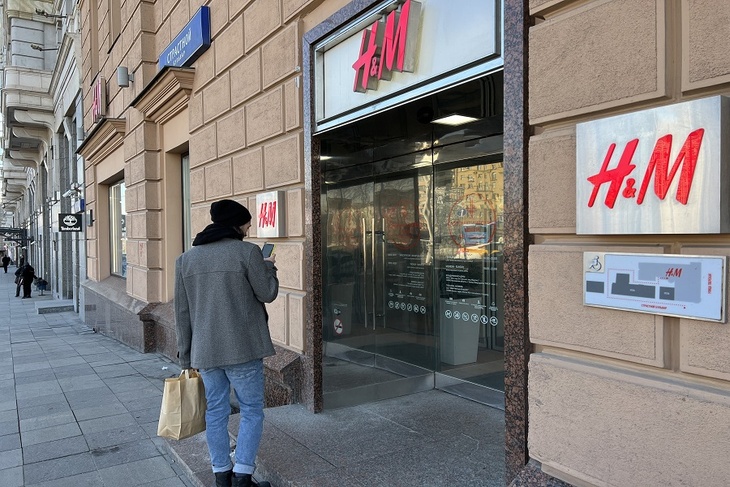 Места в очередях в магазины H&M начали продавать на «Авито»
