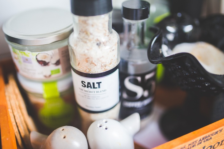 Диетолог объяснила, чем полезна «соль без соли»