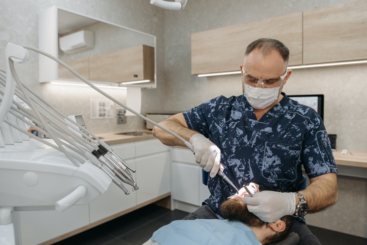 Стоматолог рассказал, какие услуги можно получить бесплатно по полису ОМС в 2022 году